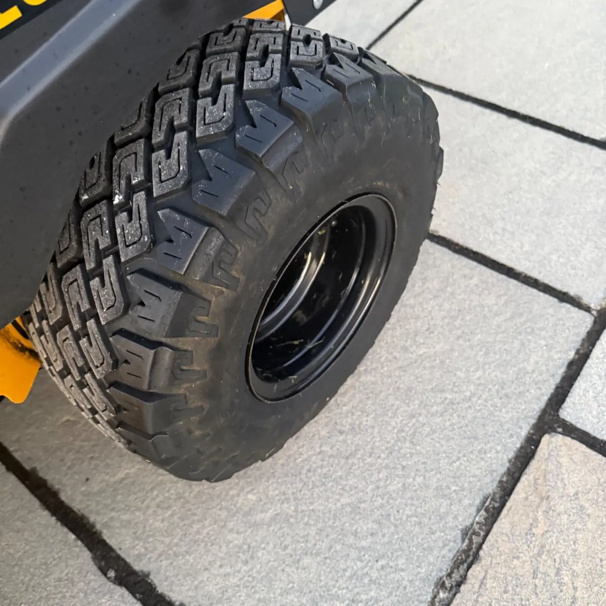 Hustler Raptor XD 42 Lawnmower - Zero Turn - Image 2