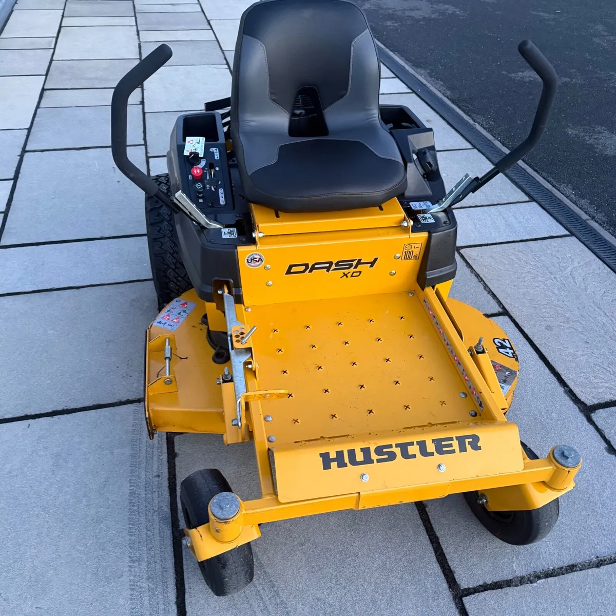 Hustler Raptor XD 42 Lawnmower - Zero Turn - Image 1