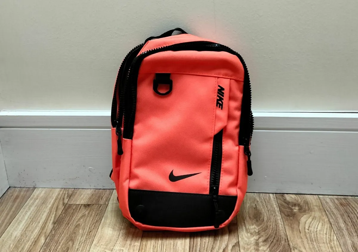 Small Nike crossbody bag / backpack - Image 1