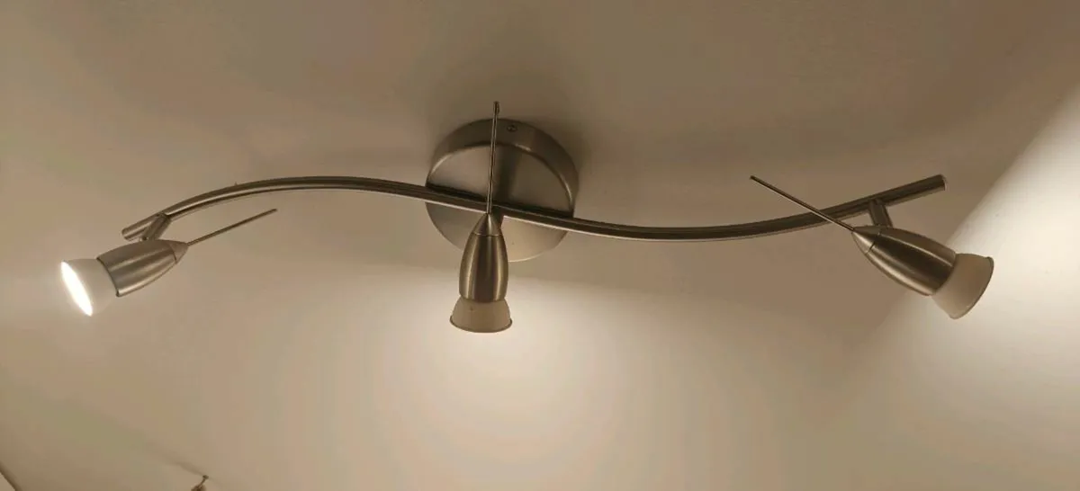 2 X Ceiling spotlights rail with LED bulbs. - Image 1