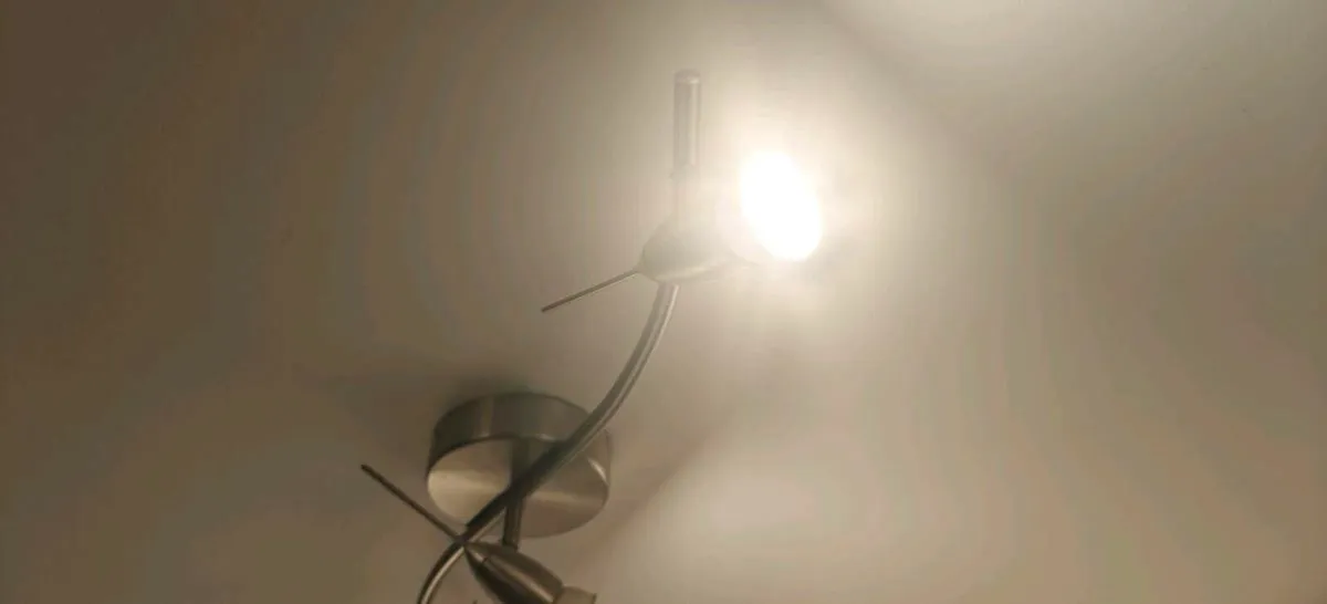 2 X Ceiling spotlights rail with LED bulbs. - Image 2