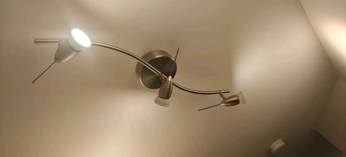 2 X Ceiling spotlights rail with LED bulbs. - Image 3