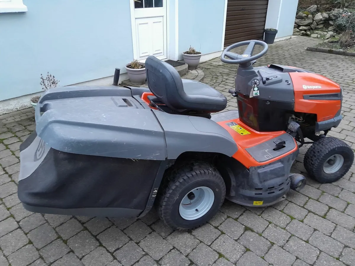 Husqvarna TC138 Ride on Lawnmower - Image 3
