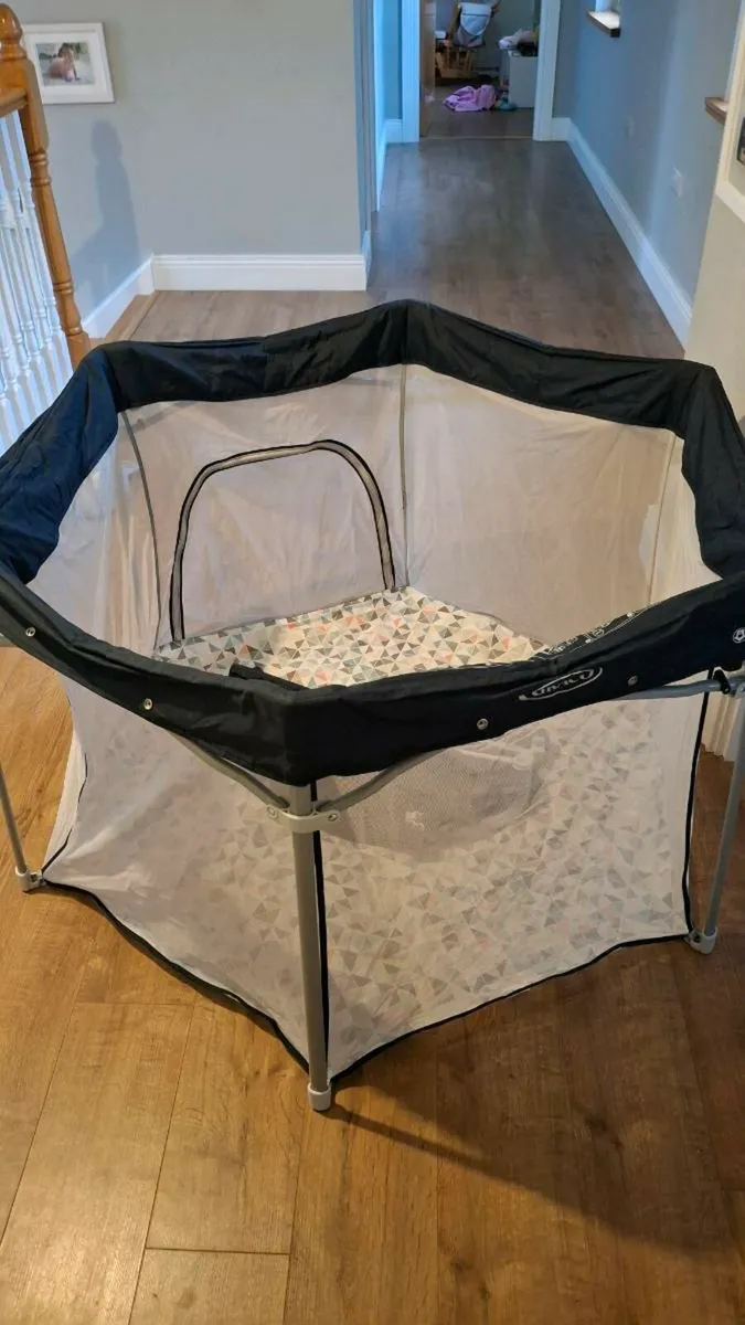 Graco play pen - Image 1