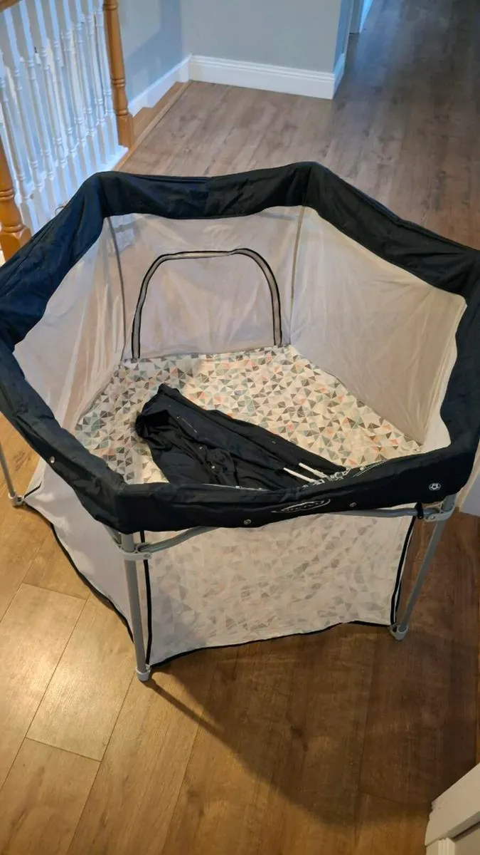 Graco play pen - Image 2