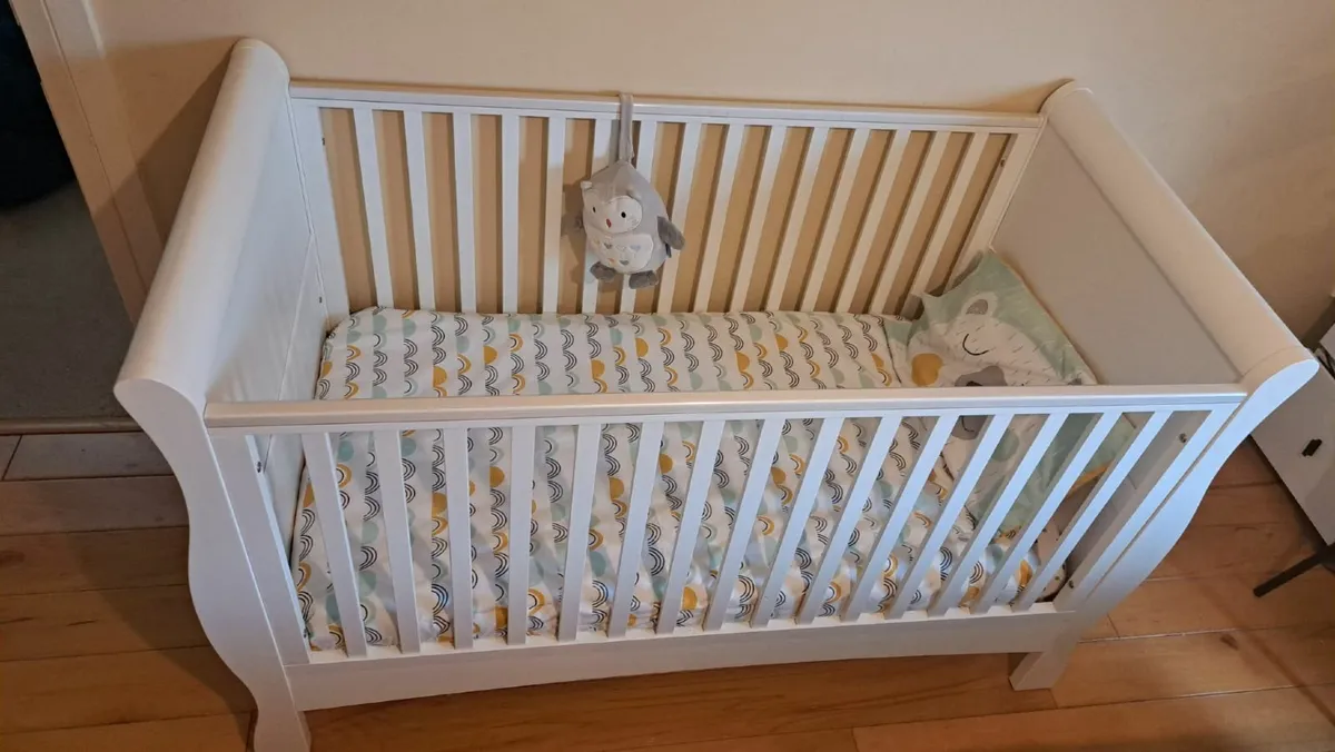 Sleigh cot bed - Image 1