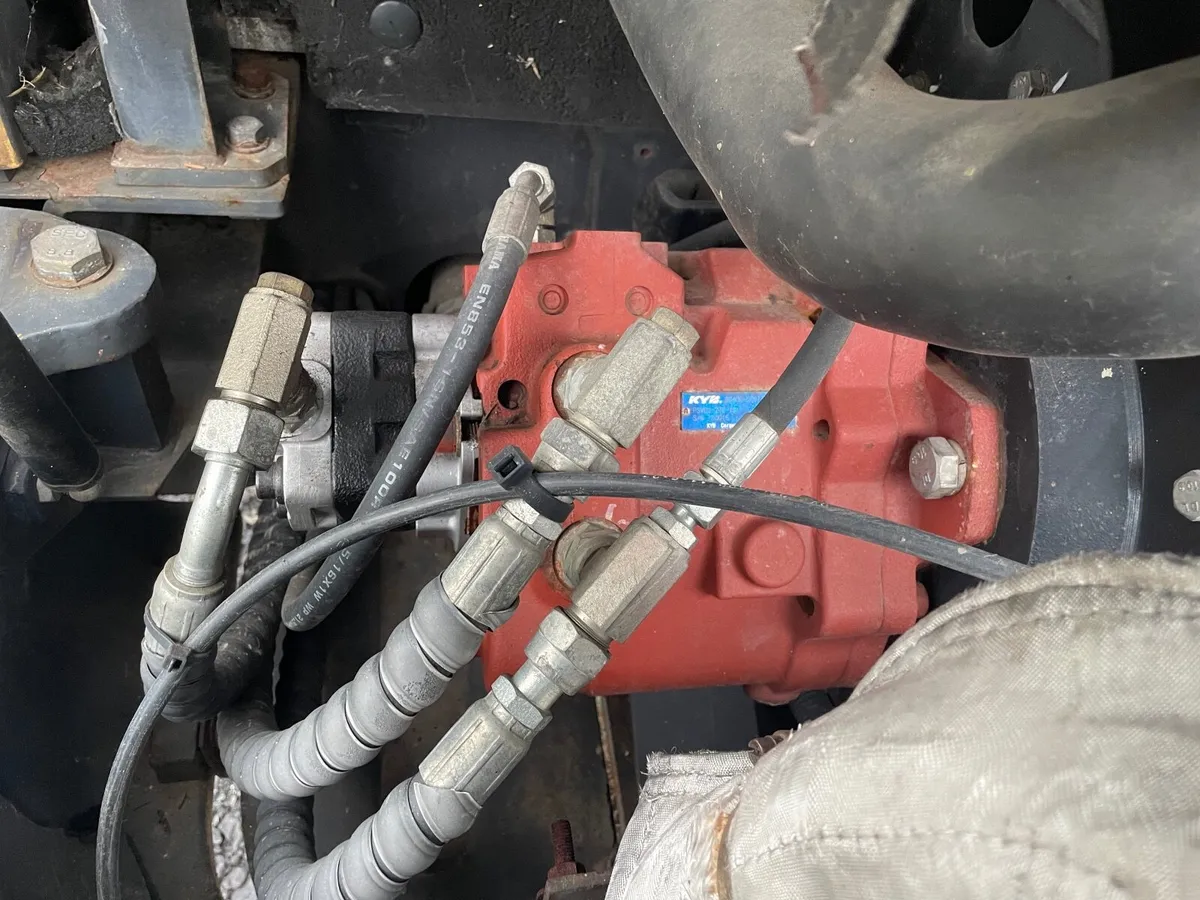 6 ton digger - Image 4