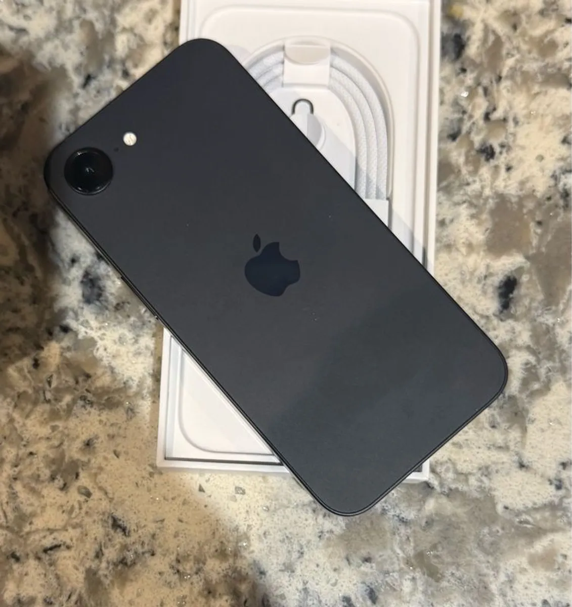 iphone 16e - Image 1