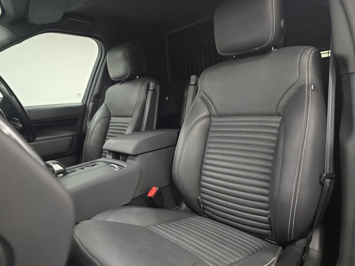 Land Rover Discovery Diesel SE Commercial - Image 4