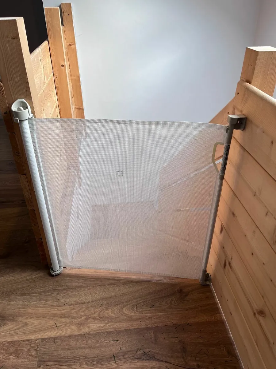 2 x White Dreambaby Retractable Stair Gate - Image 2