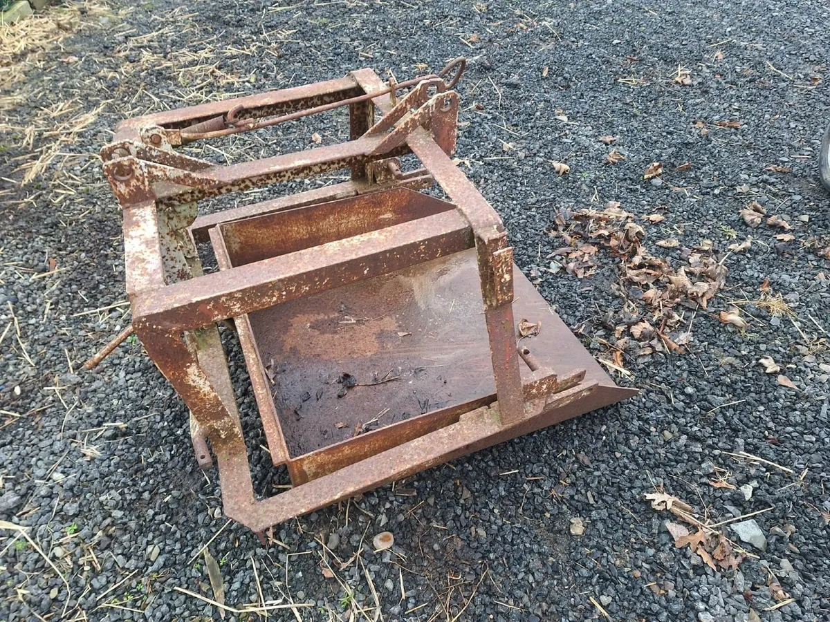 Earth Scoop,  tipping transport box. - Image 1