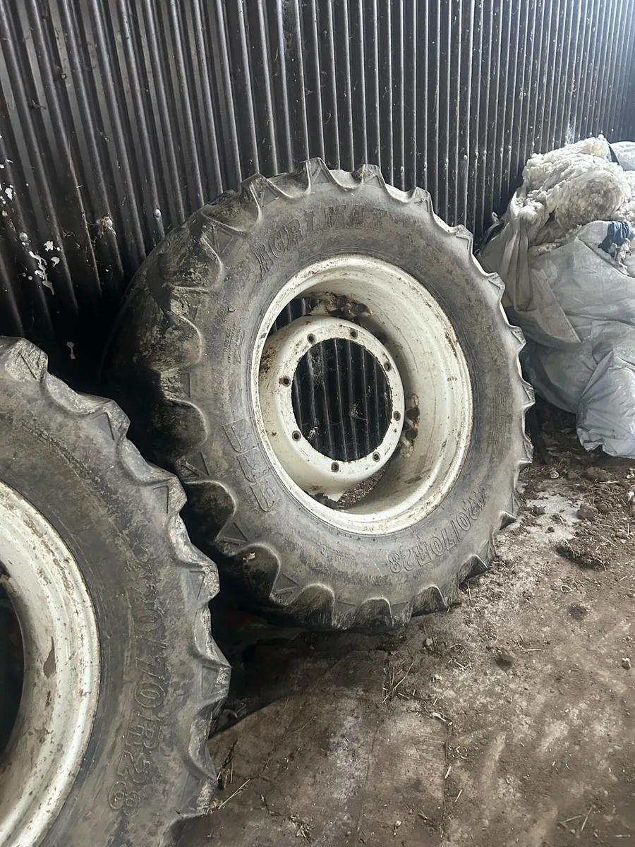 New Holland front rims with tyres - Image 4