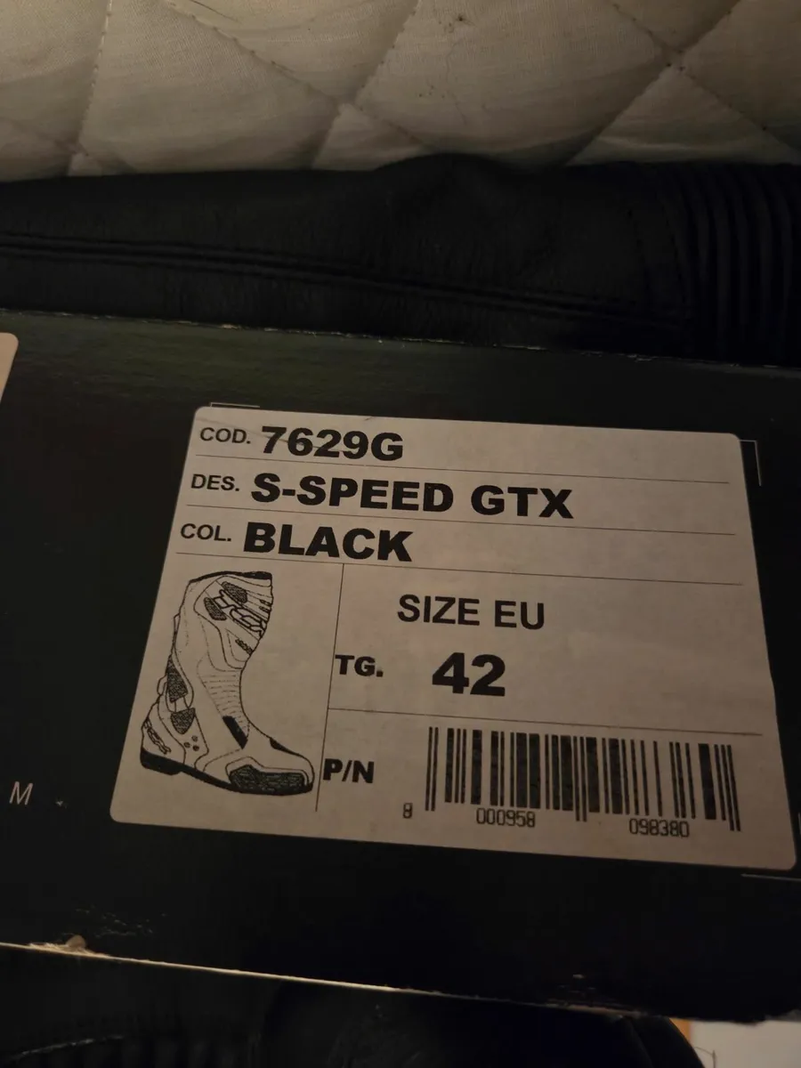 Motorcycle clothing and quadlock cases - Image 2