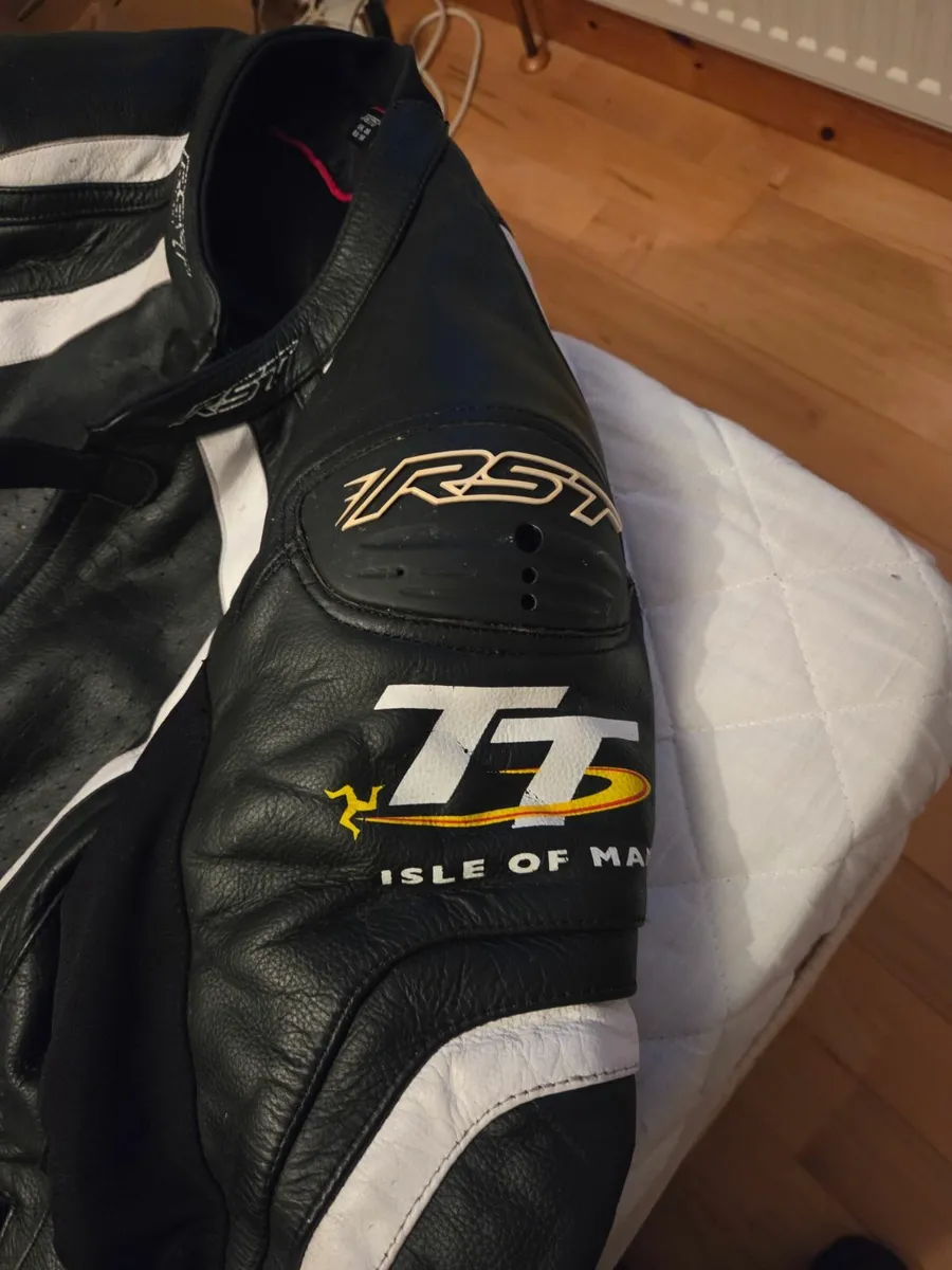 Motorcycle clothing and quadlock cases - Image 4