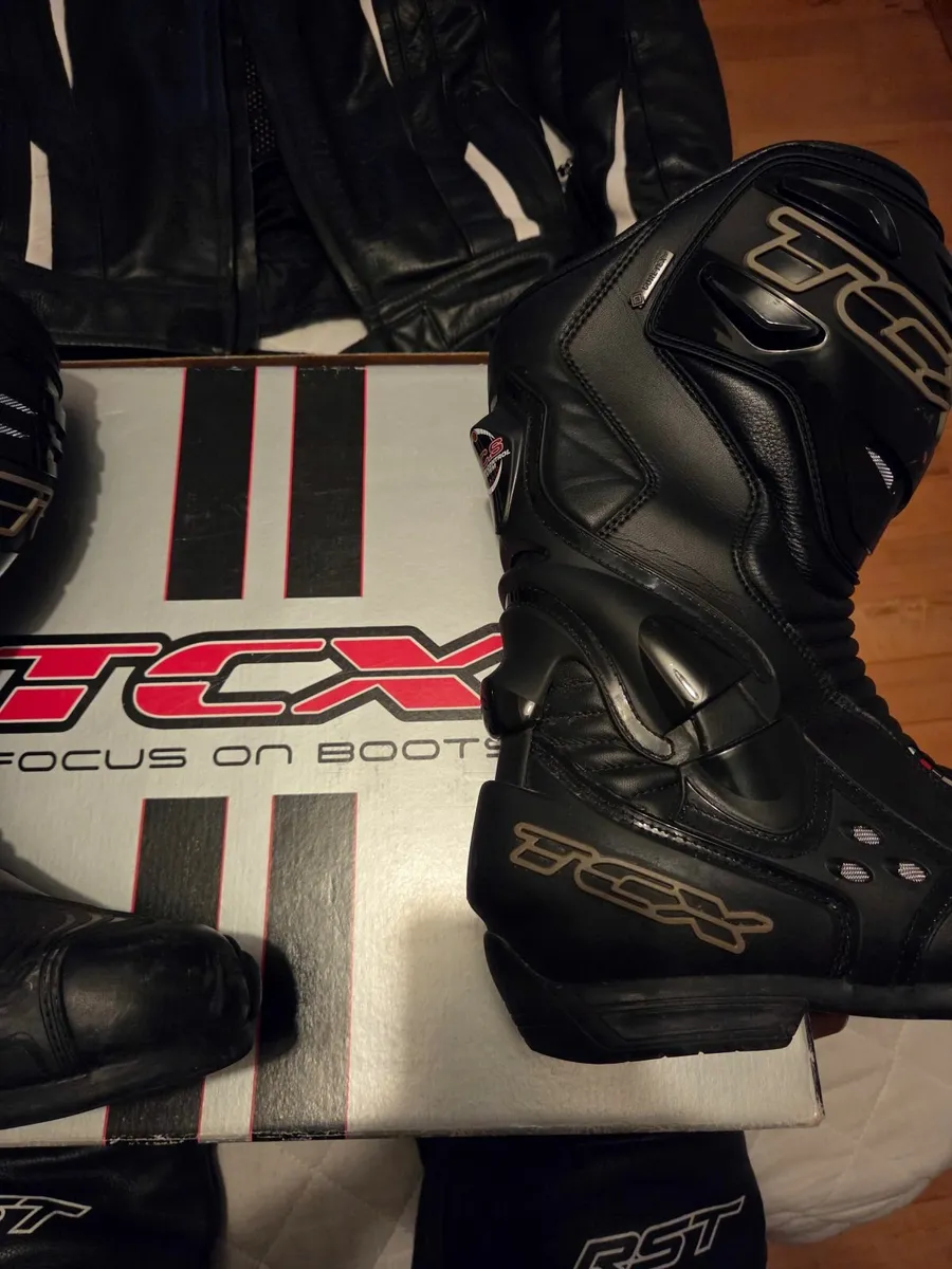 Motorcycle clothing and quadlock cases - Image 4