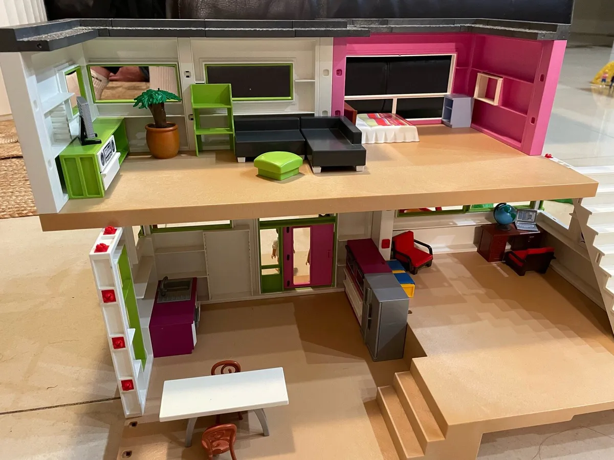 Playmobil Modern Luxury Mansion - Image 2