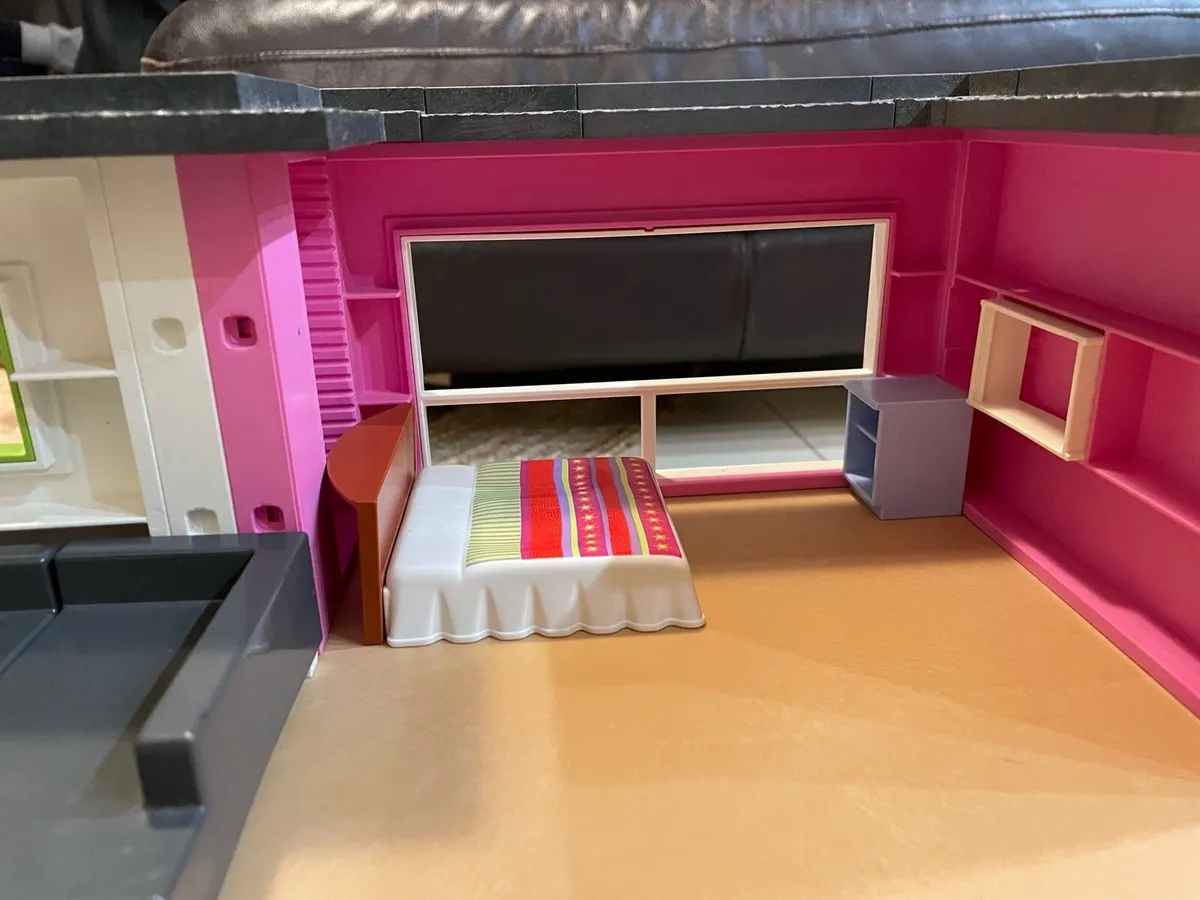 Playmobil Modern Luxury Mansion - Image 4