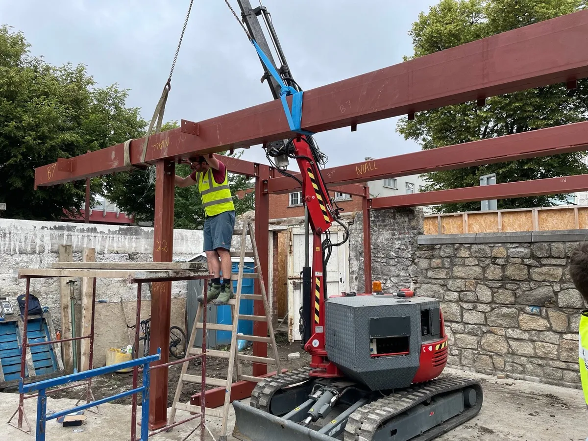 3 tonne mobile tracked crane - Image 1