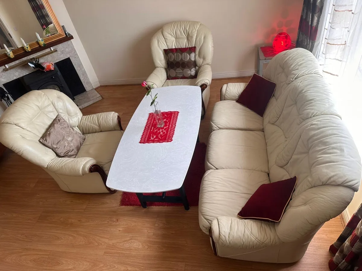 Living room set (3,2 and 2x1 seaters + table) - Image 1