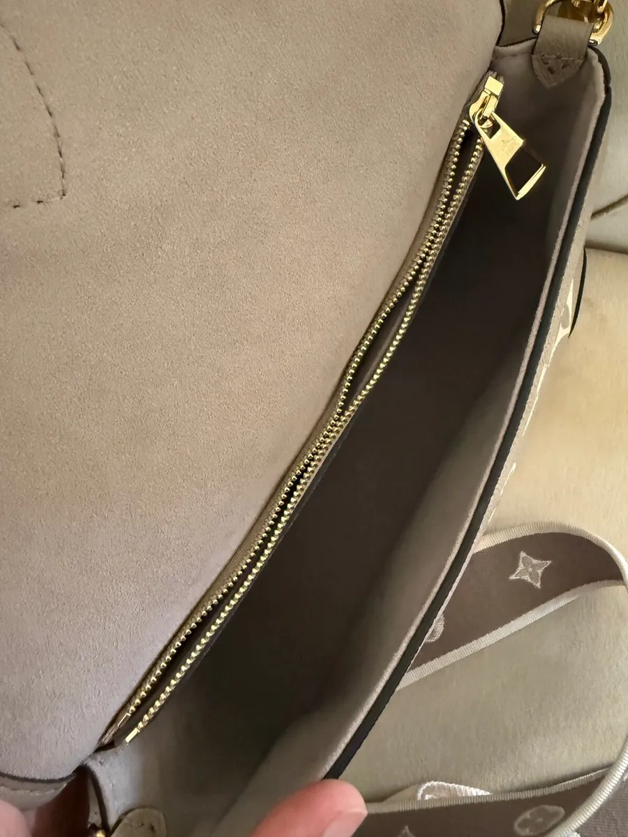 Louis Vuitton Handbag 100% genuine - Image 3