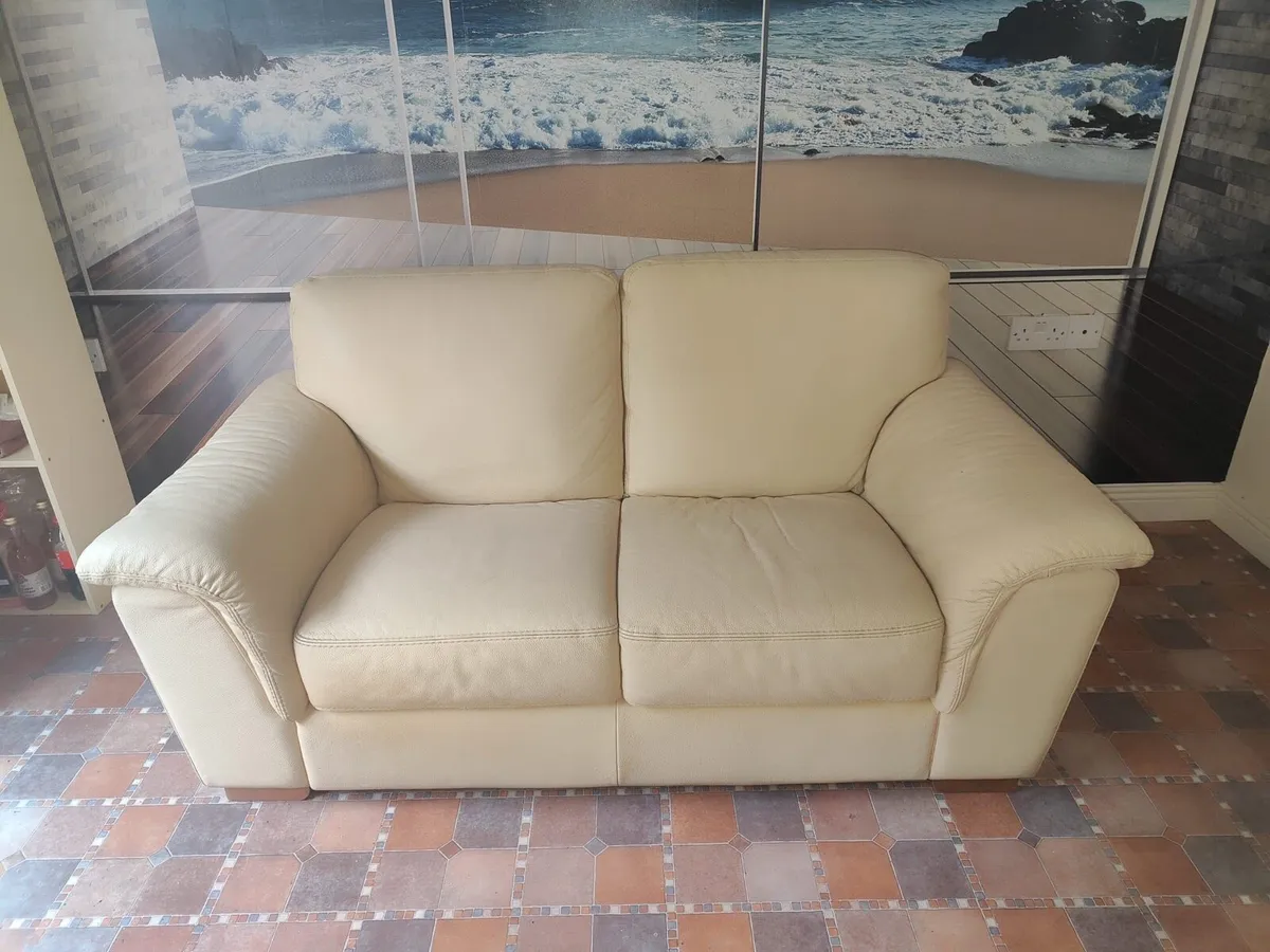 Living room set (3,2 and 2x1 seaters + table) - Image 4