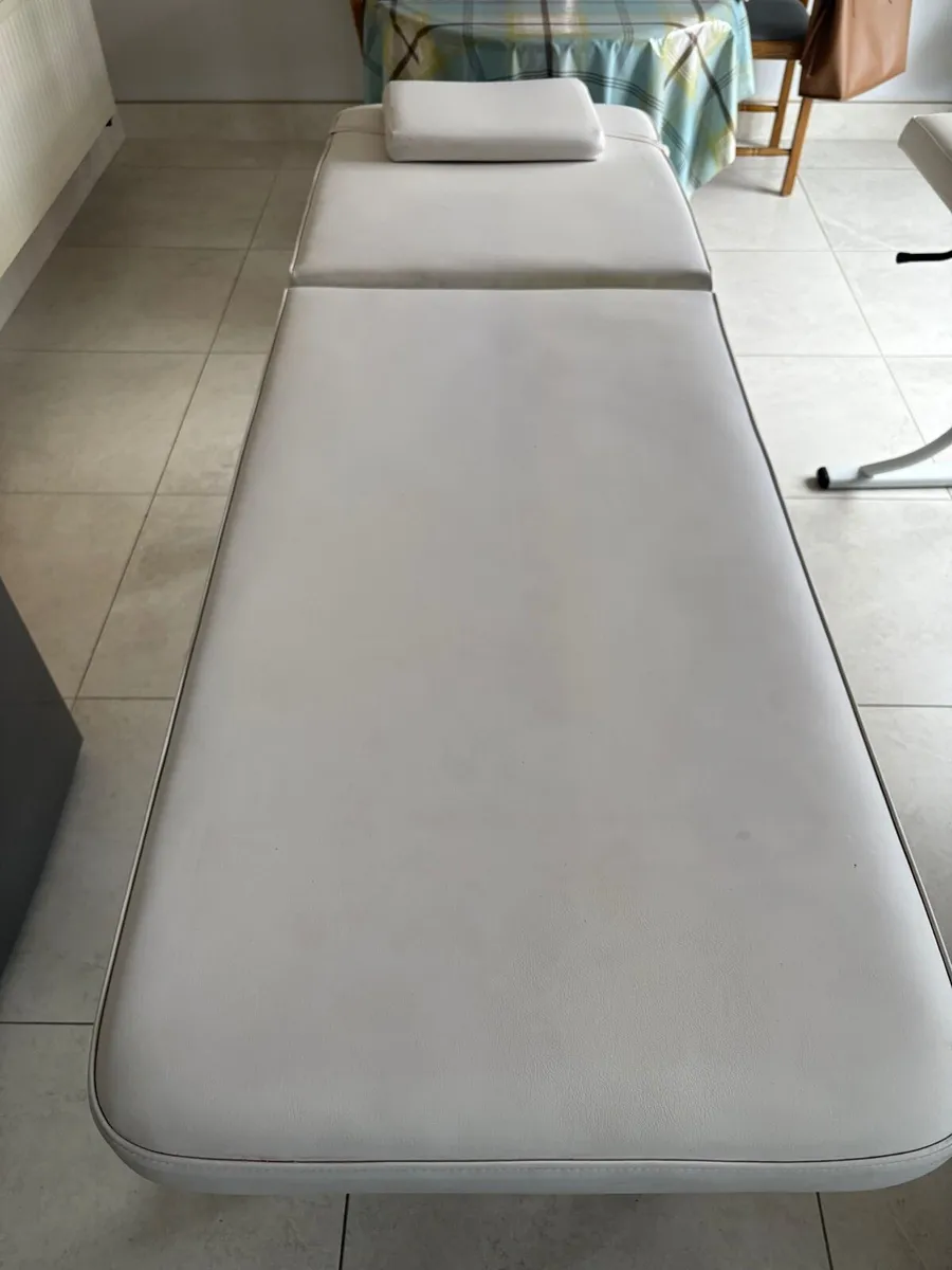 Massage/ treatment bed - Image 3