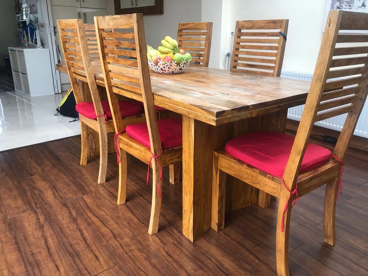 Dining table and 6 chairs - Image 1