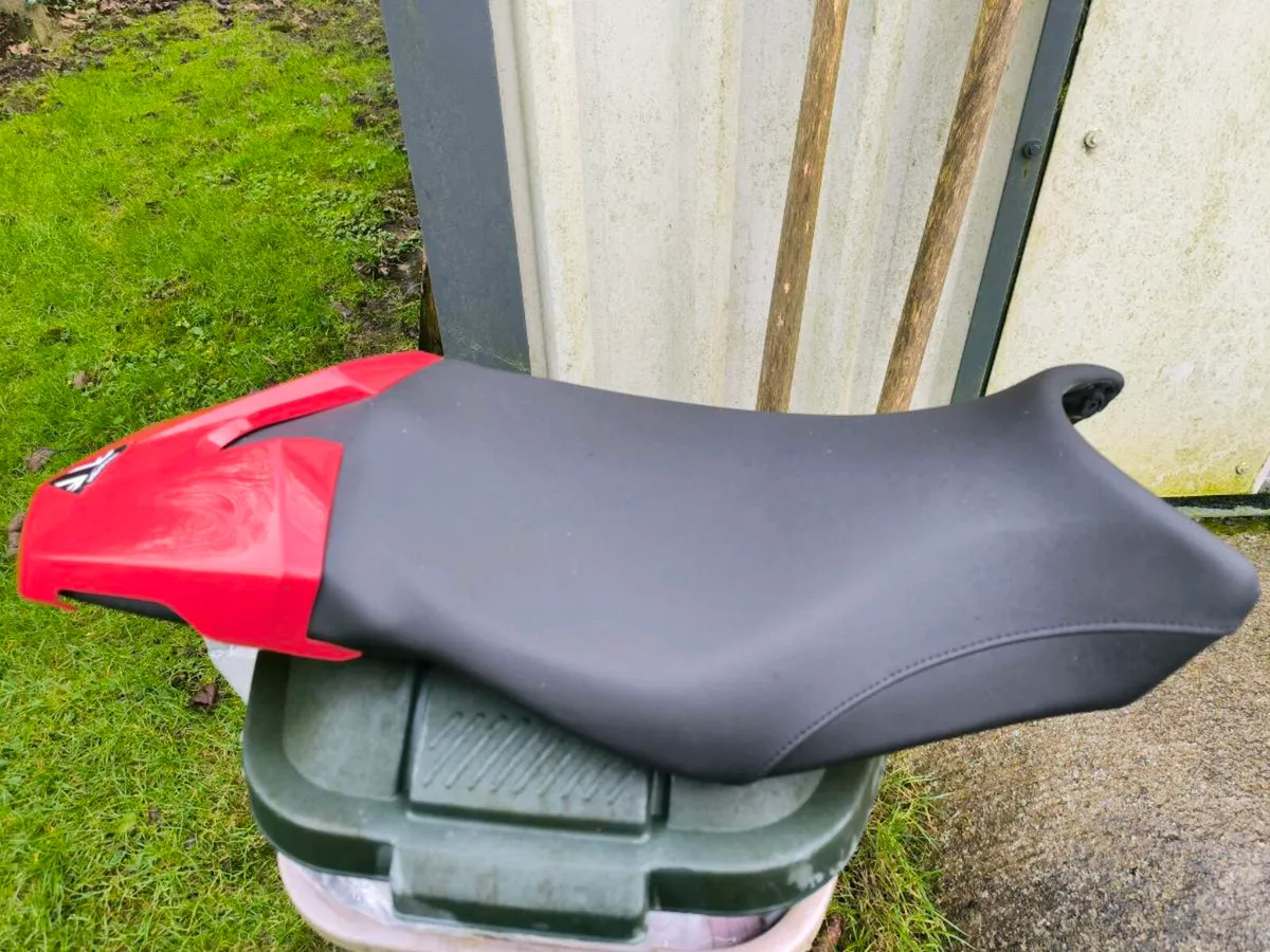 2016 Triumph street triple saddle - Image 1