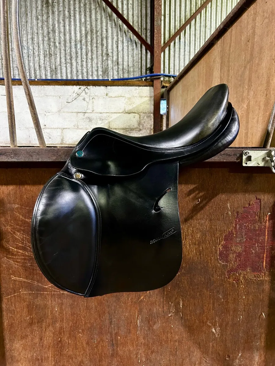 17” Prestige Roma Jump Saddle - Image 3
