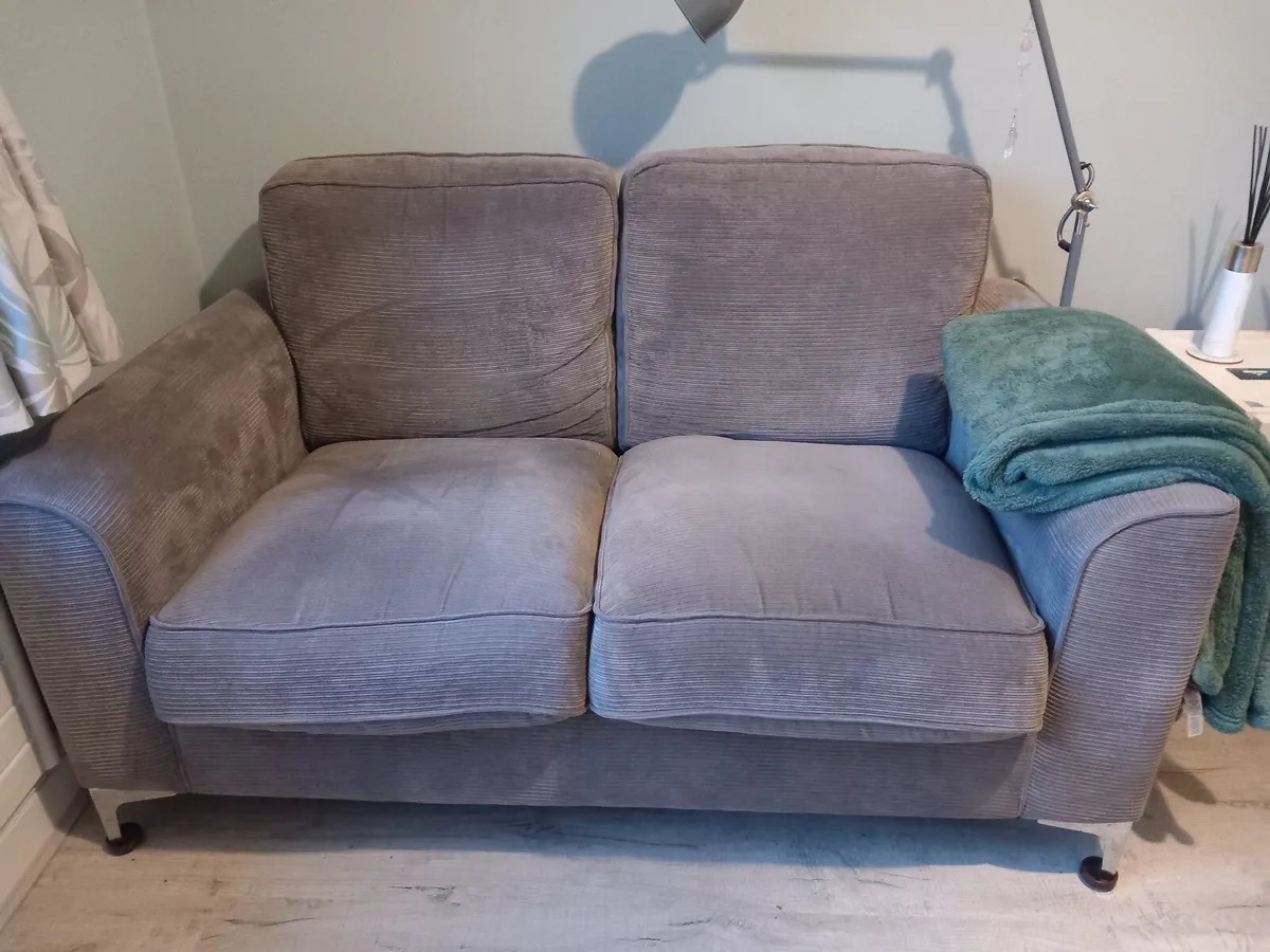 2 seater couch - Image 1