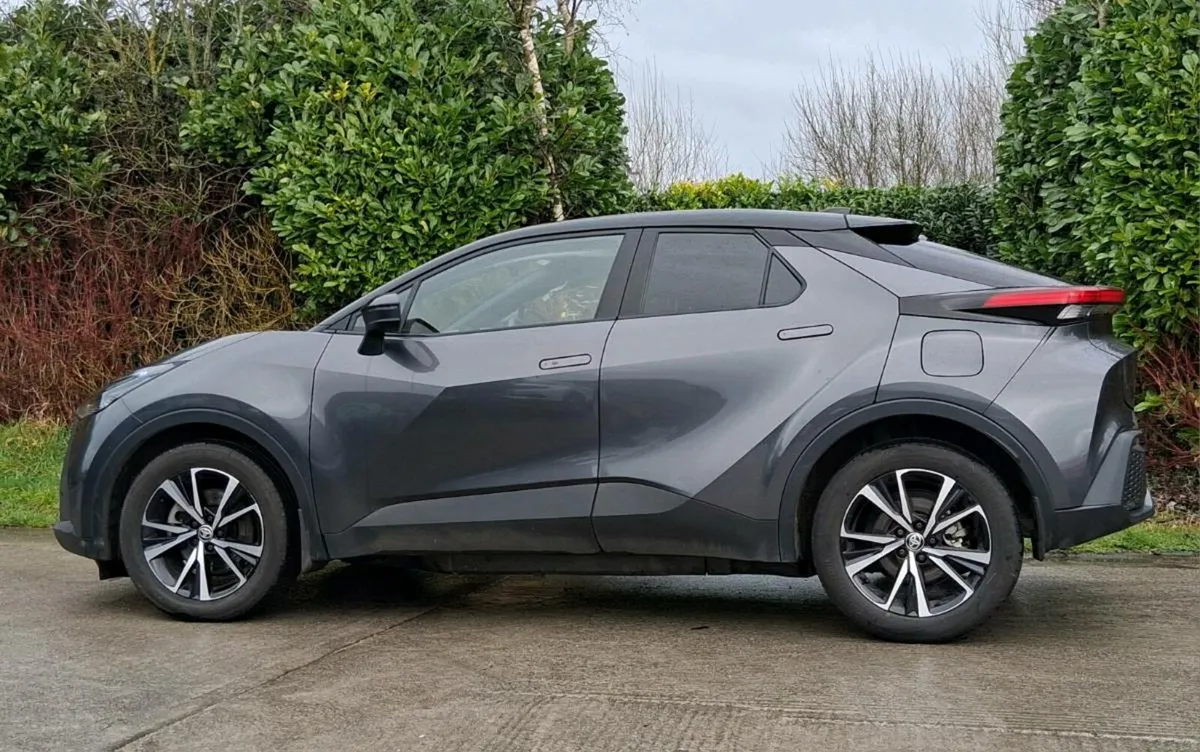 2025 TOYOTA CHR, SMALL DAMAGE - Image 2