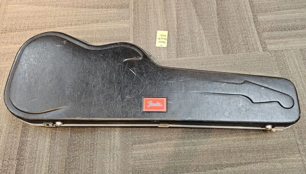 Looking for a 90,s Fender Telecaster/stratocaster red logo saw case
