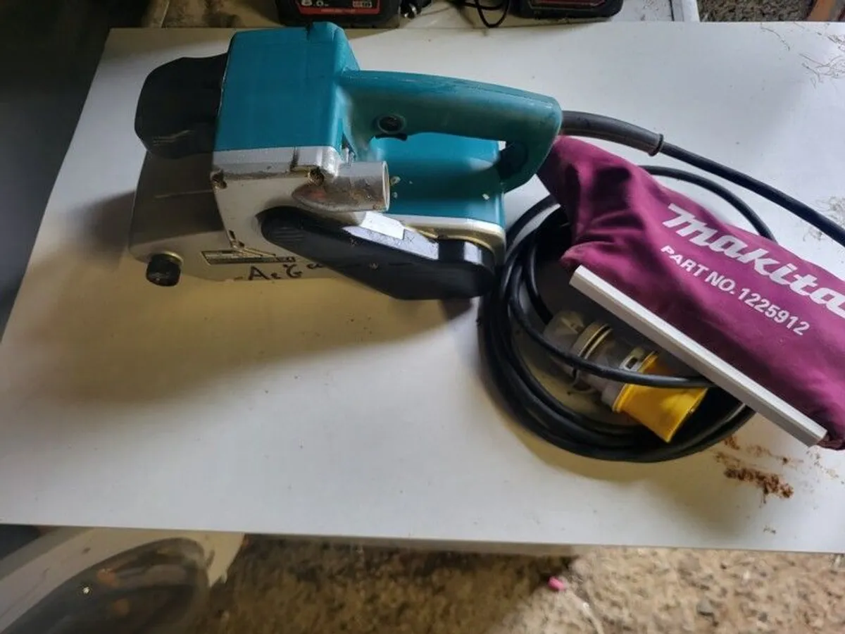 Makita sander 9404 4 inch 110v - Image 1