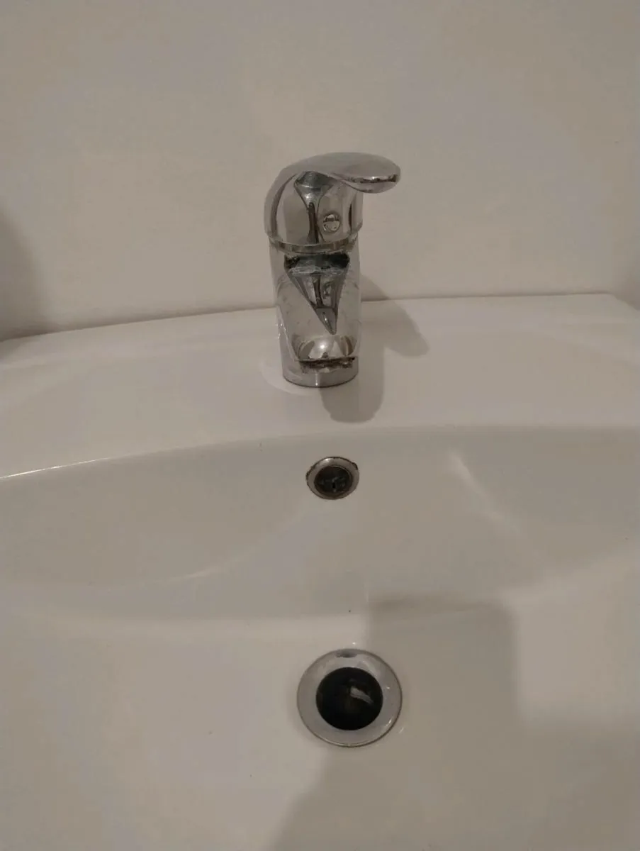Sink, tap and pedestal - Image 1