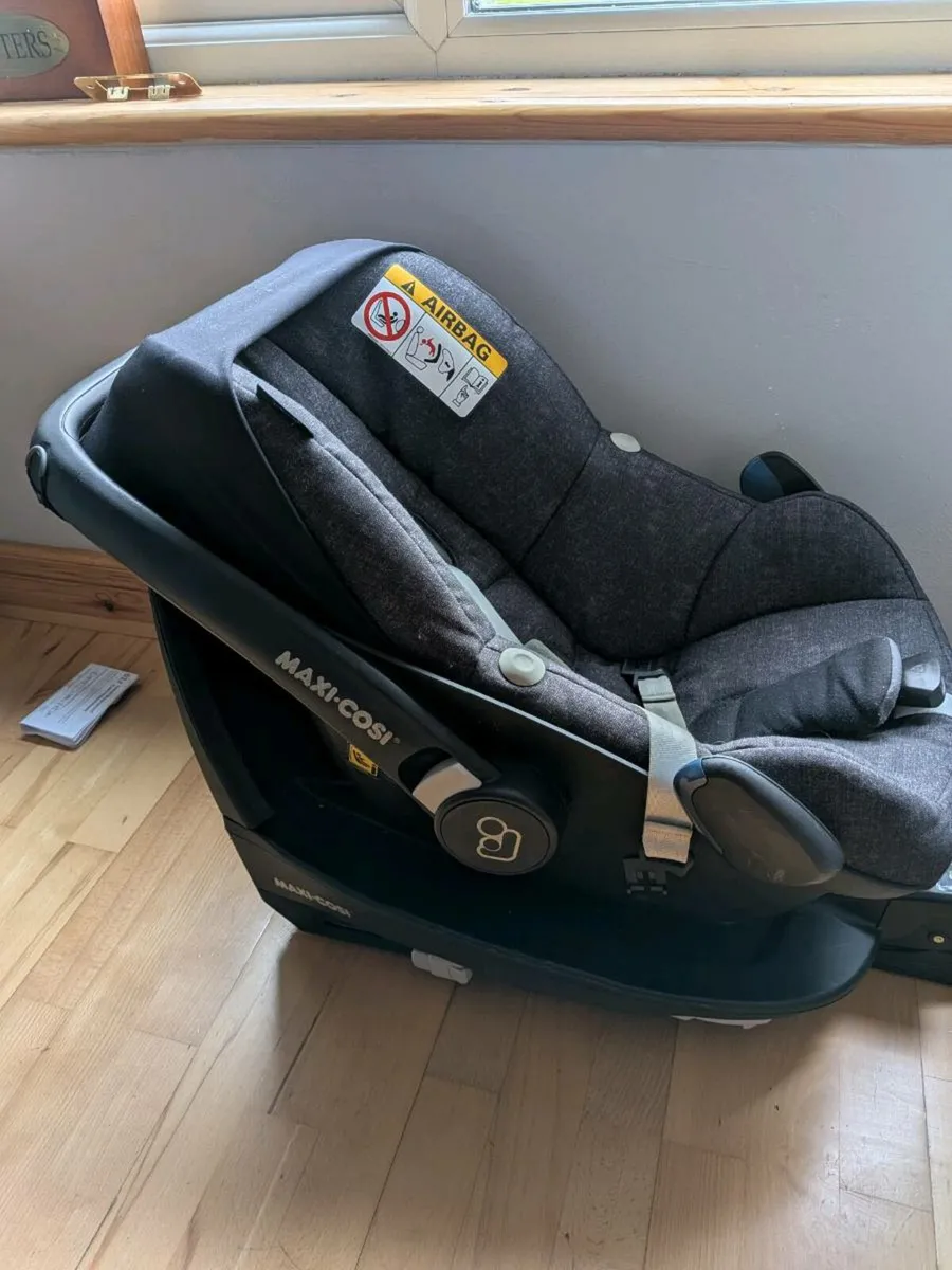 Maxi cosi carry tot and Isofox car seat base - Image 1
