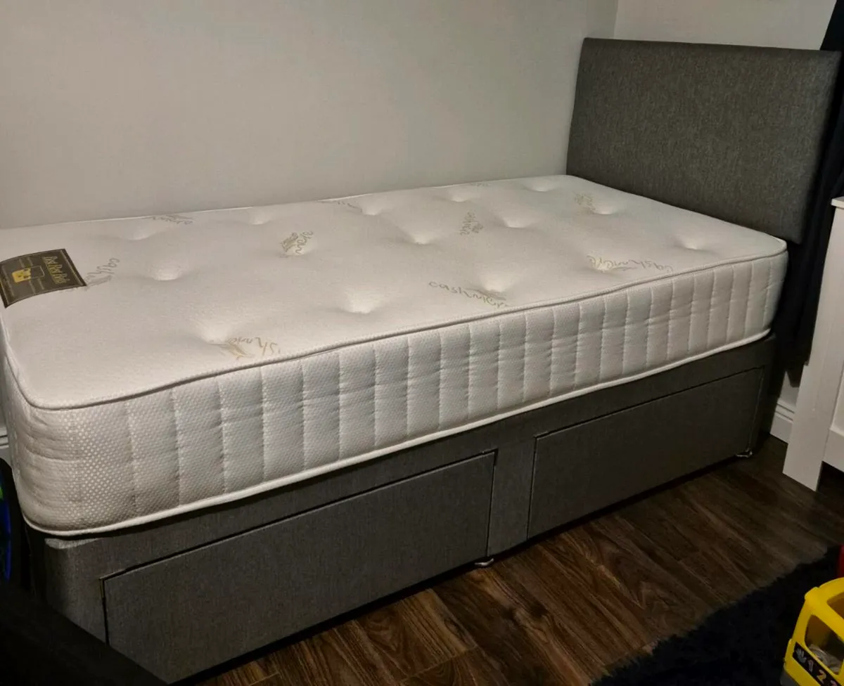 Single bed with mattress - Image 1