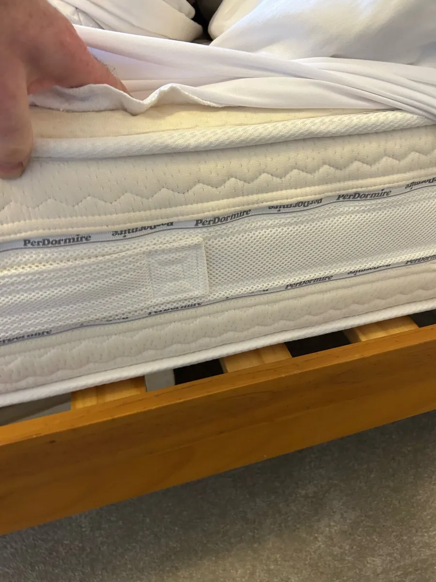 Bed, bedside press’s, wardrobe, stool and table - Image 4