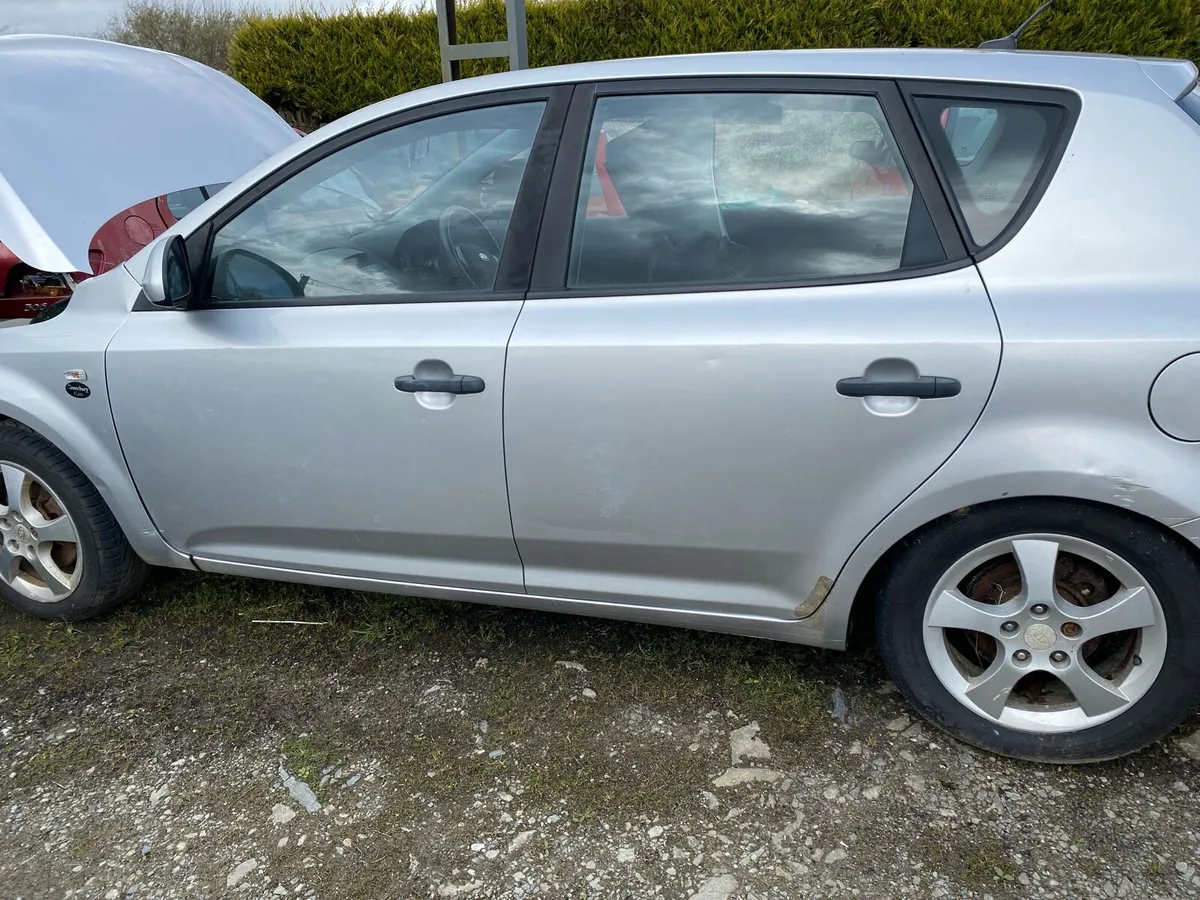 Car for parts - Image 2