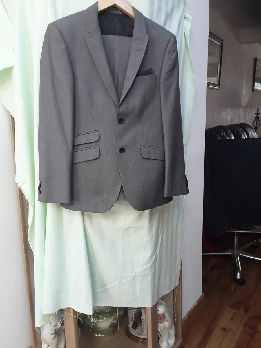 Brand new gents Burton suit - Image 1