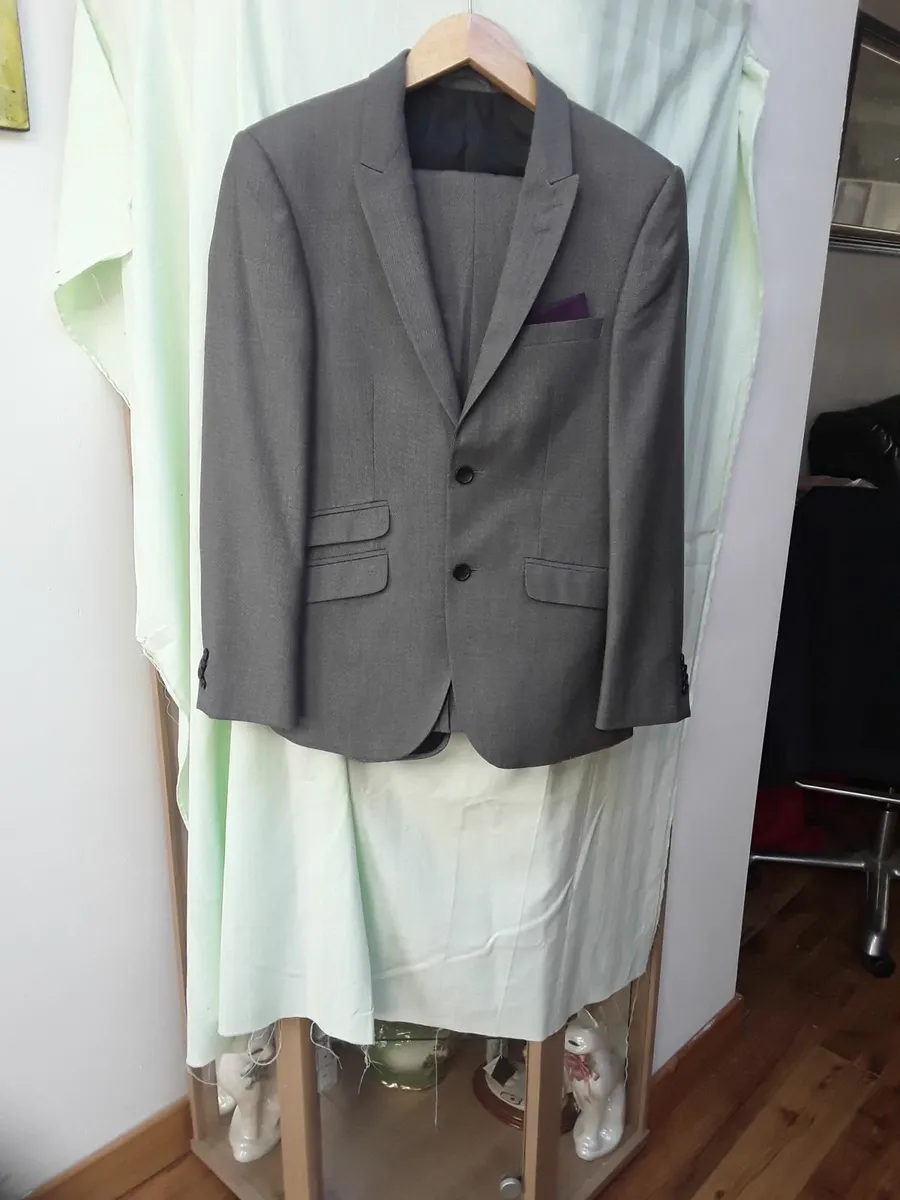 Brand new gents Burton suit - Image 3