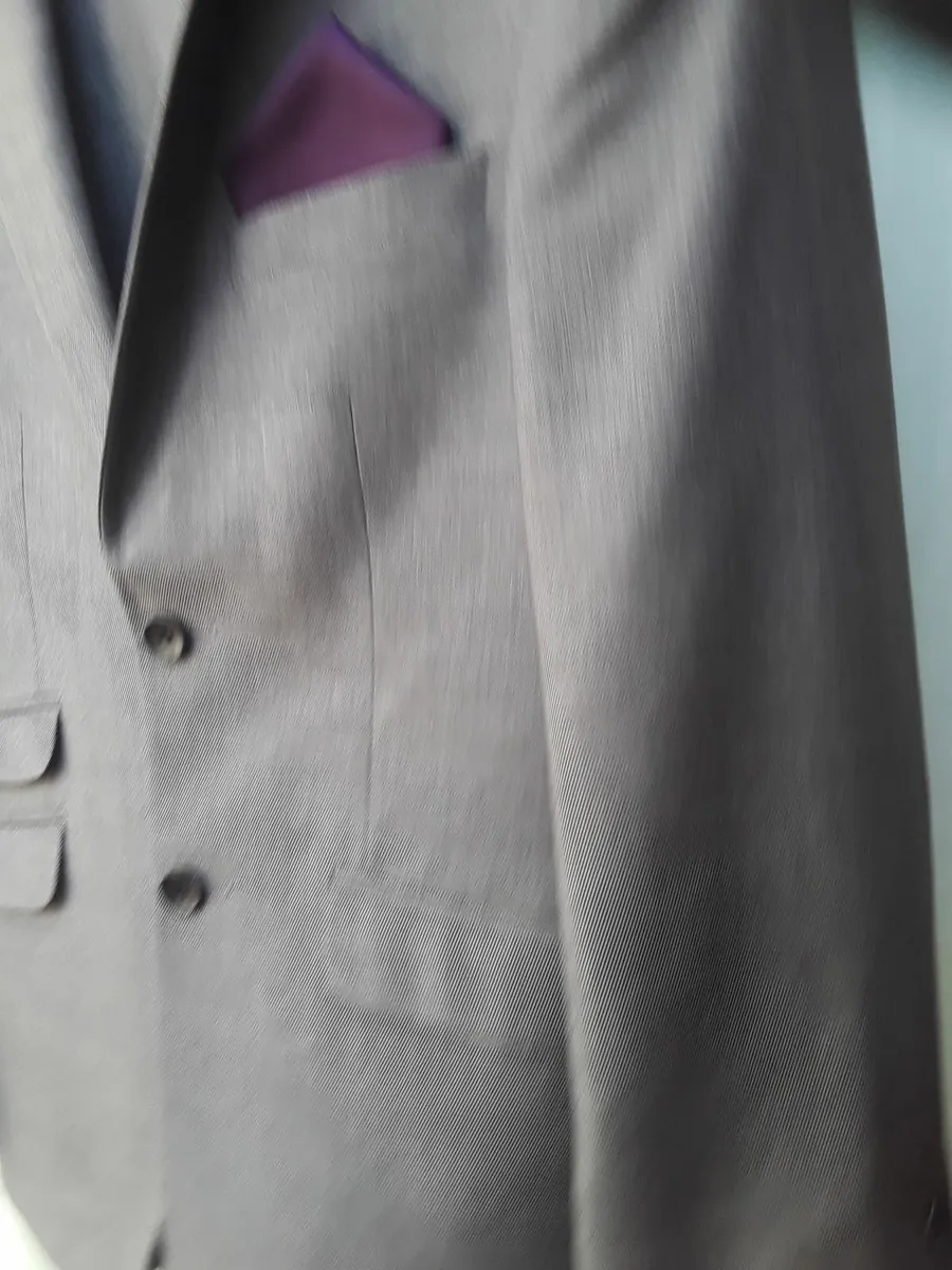 Brand new gents Burton suit - Image 4