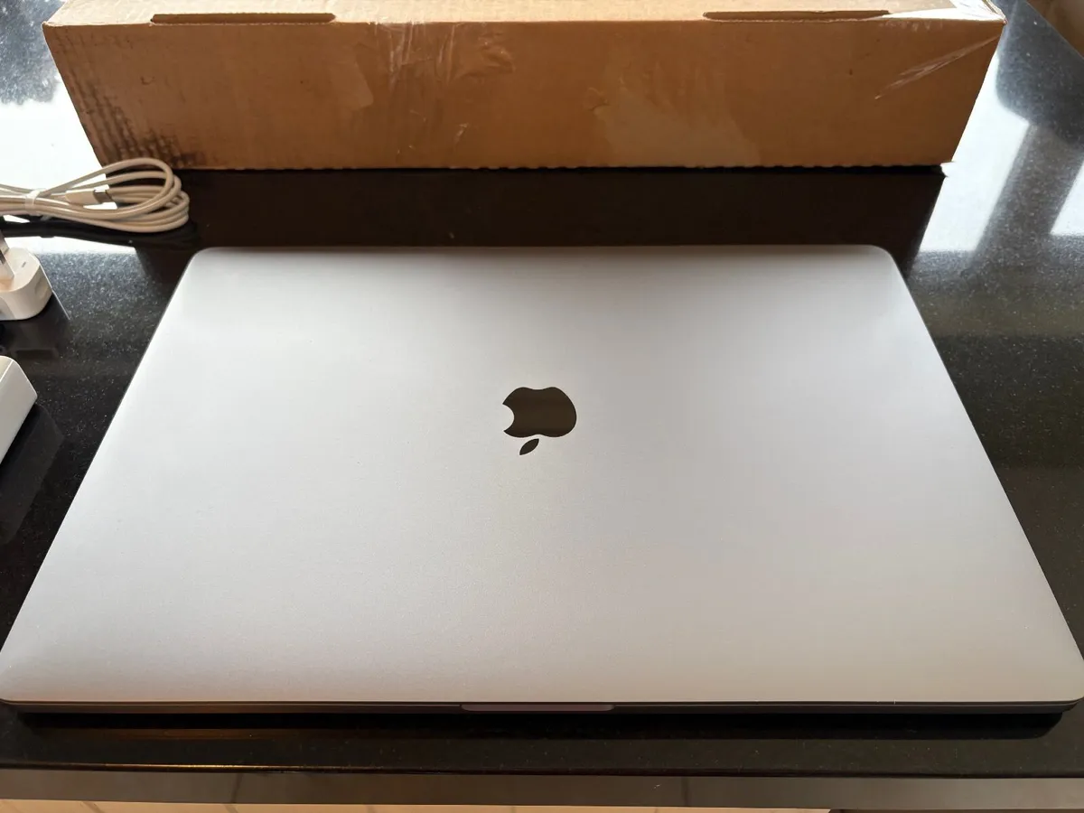 As New 16" Apple Macbook Pro Tahoe Os 512gb Ssd,16 - Image 1