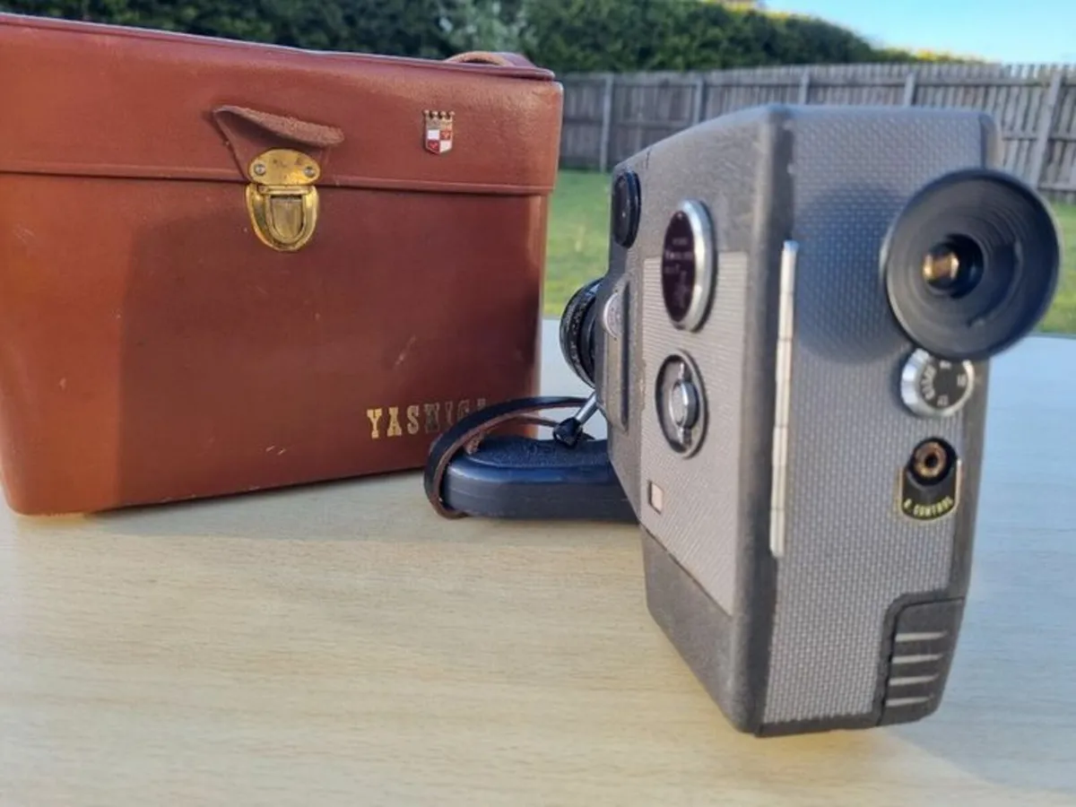 Vintage Yashica U-matic CaS Movie Camera - Image 3