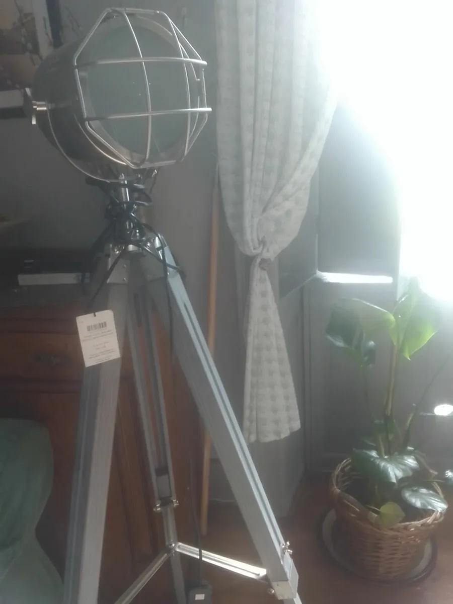 Laura Ashley tripod studio light as new ex display - Image 3