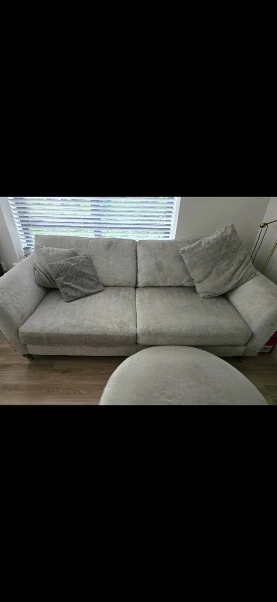DFS Lawrie Formal Back 4 seater Sofa with a large - Image 1