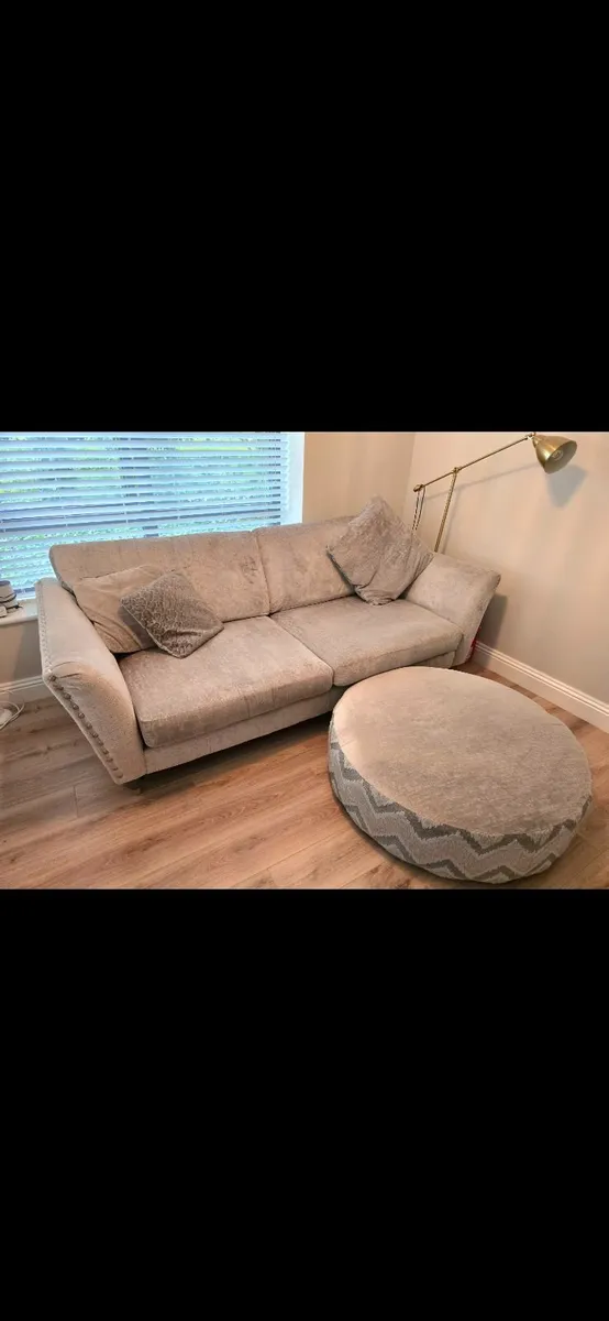 DFS Lawrie Formal Back 4 seater Sofa with a large - Image 3