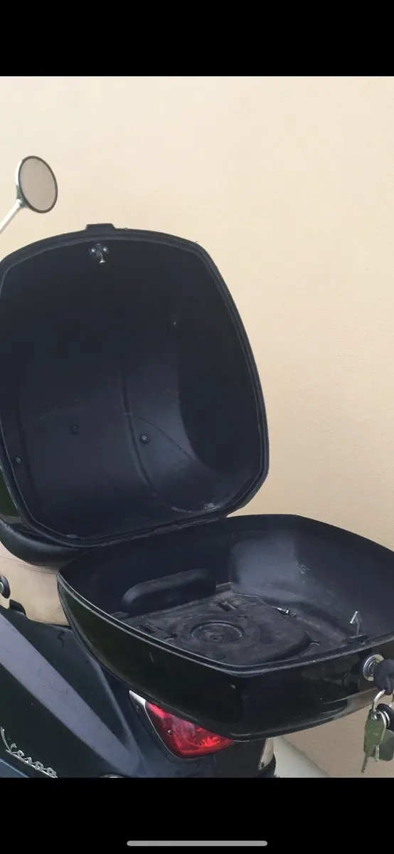 Vespa storage box - Image 2
