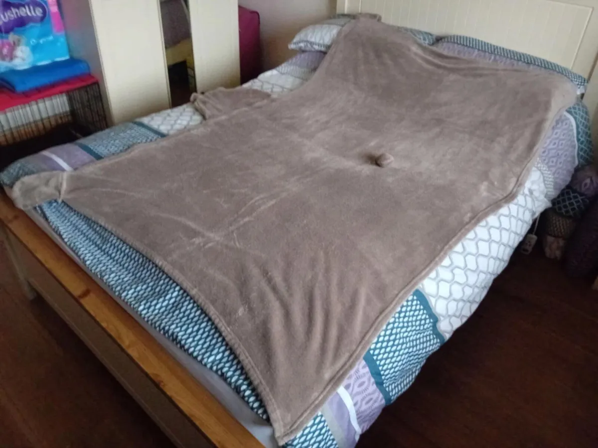 Blanket with Hoodie and Hand Pockets - Image 1