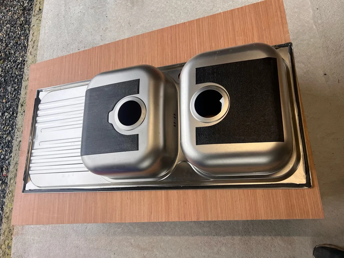 Kitchen sinks. Stainless steel and Ceramic. - Image 3