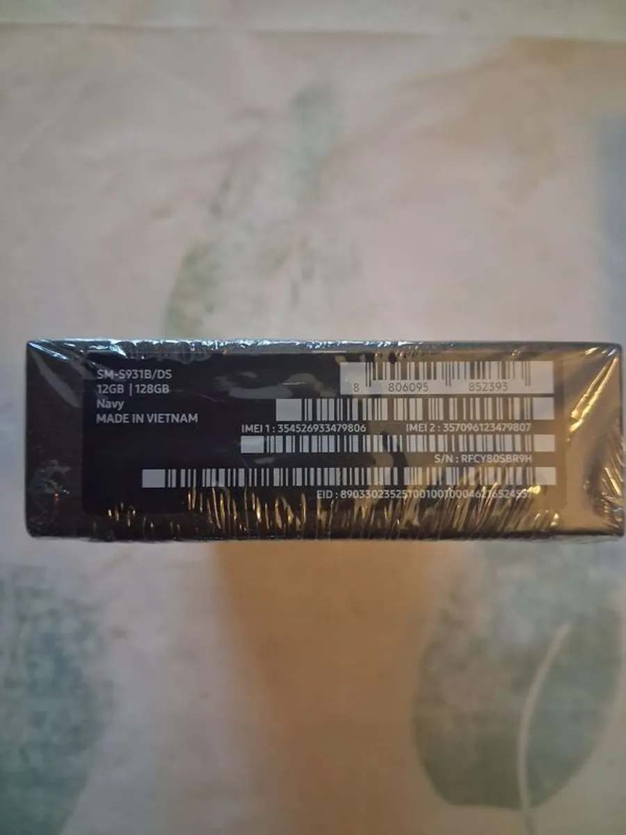 Samsung galaxy S25 128GB NEW - Image 3